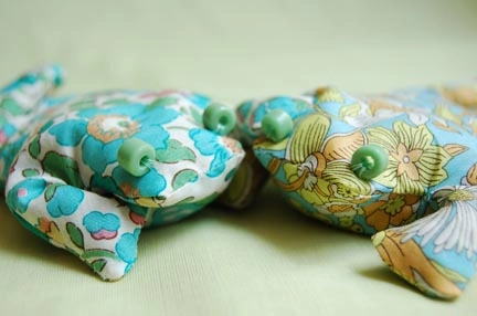 Soft, Stuffed, Colorful & Cuddly Green Frog with Button Eyes: Secret Hiding  Spot