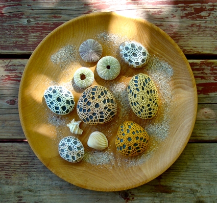 Margaret Oomen’s Little Urchin Crochet Covered Sea Stones | Purl Soho