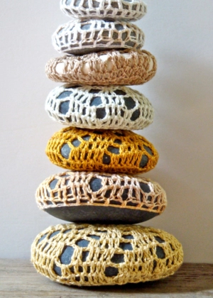 Margaret Oomen’s Little Urchin Crochet Covered Sea Stones | Purl Soho