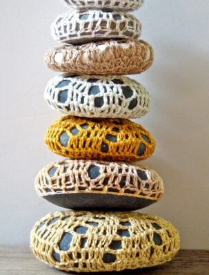 Margaret Oomen’s Little Urchin Crochet Covered Sea Stones | Purl Soho