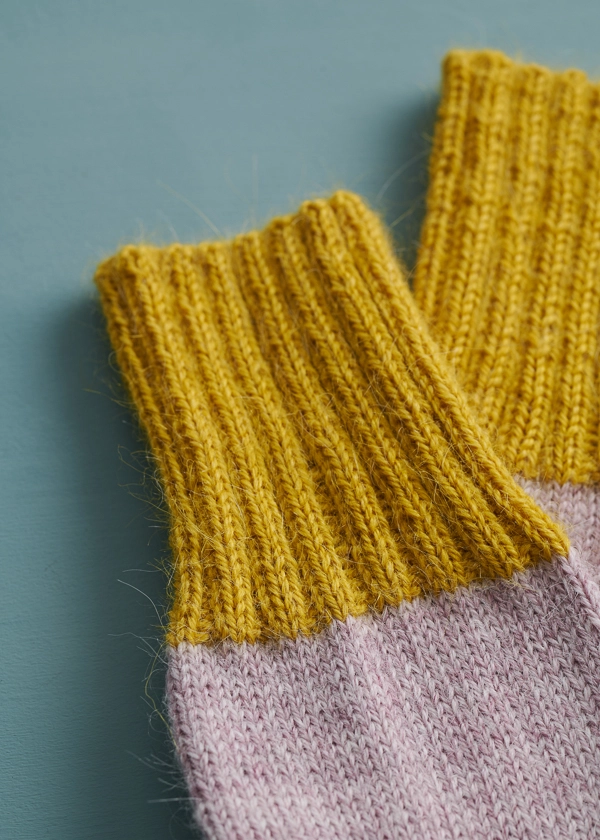 Easy Heel Colorblock Socks in Quartz | Purl Soho