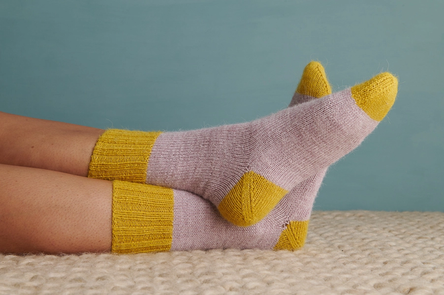 Easy Heel Colorblock Socks in Quartz | Purl Soho