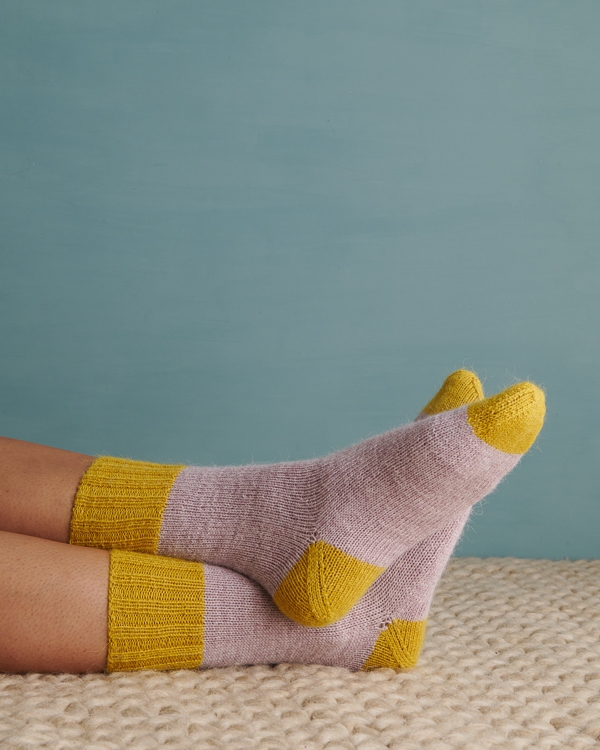 Easy Heel Colorblock Socks in Quartz | Purl Soho