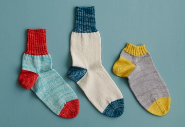 Easy Heel Colorblock Socks in Fine Print