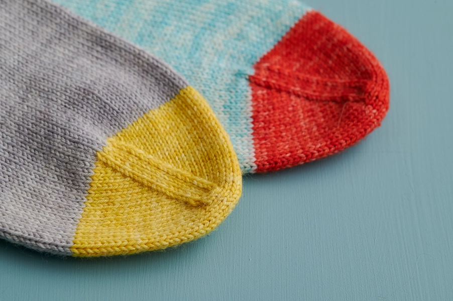 Easy Heel Colorblock Socks in Fine Print | Purl Soho