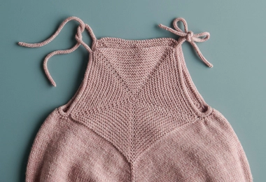 Ainur Berkimbay for Purl Soho: Pinwheel Baby Romper in Stormy Superwash Sock